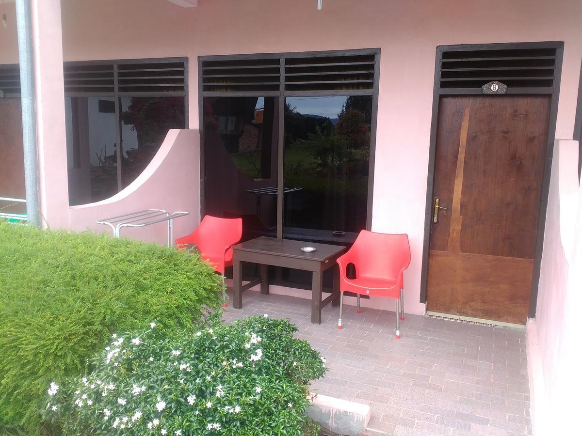 Bernard Guest House & Resto Redpartner Ambarita Экстерьер фото